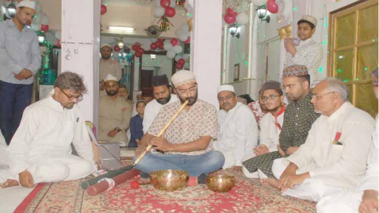 पंडित अनिल झा बांसुरी से हजरत इमाम हुसैन को सुरांजलि अर्पित करते हुए 