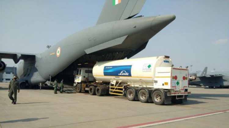 भारतीय वायुसेना ने जहाजों से ऑक्सीजन टैंकरों की सप्लाई शुरू की
