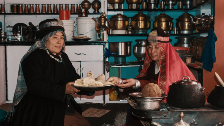 पकवानों का आदान-प्रदान कर ममानी परंपरा निभाते हुए मुस्लिम महिलाएं