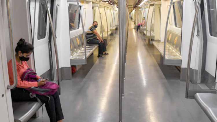 दिल्ली मेट्रो में रात 10 बजे के वैध अनुमति वाले ही कर सकेंगे यात्रा