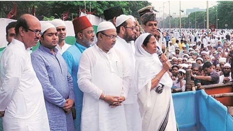 बंगाल में मुस्लिम नेताओं के साथ ममता बनर्जी (फाइल फोटो)