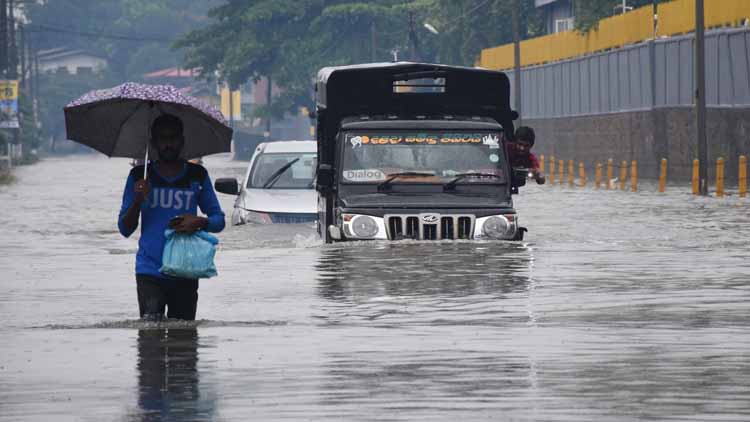 श्रीलंका में चक्रवात से आई बाढ़ 