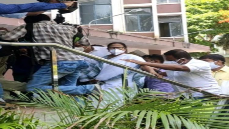 मंत्रियों-विधायकों की गिरफ्तारी से कोलकाता में हाई वोल्टेज ड्रामा, ममता का सीबीआई दफ्तर में धरना, टीएमसी कार्यकर्ता सड़कों पर