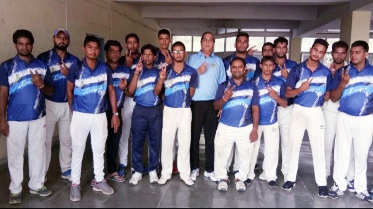 संजय भाटिया दिव्यांग क्रिकेटरों के साथ