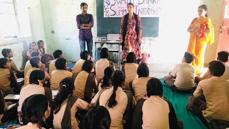 छात्राओं को स्वच्छता और पर्यावरण के लिए जागरूक करती हुईं आरिफा