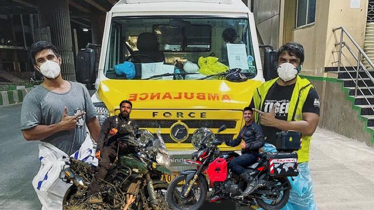 बेंगलुरूः दो प्रोफेशनल बाइकर्स क्यों बन गए एंबुलेंस ड्राइवर