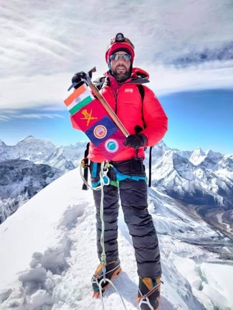 https://www.hindi.awazthevoice.in/upload/news/162402541870_Kashmiri_youths_hoisted_tricolor_on_Everest_2.jpg