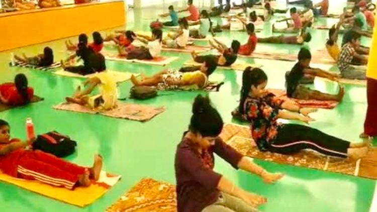 https://www.hindi.awazthevoice.in/upload/news/162410611010__Bihar_School_of_Yoga_4f.jpg