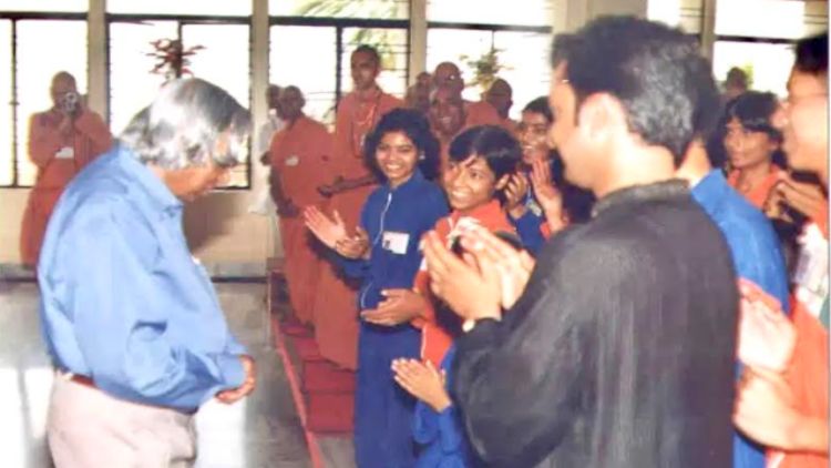 बिहार स्कूल ऑफ योग के साधकों से मिलते हुए पूर्व राष्ट्रपति एपीजे अब्दुल कलाम