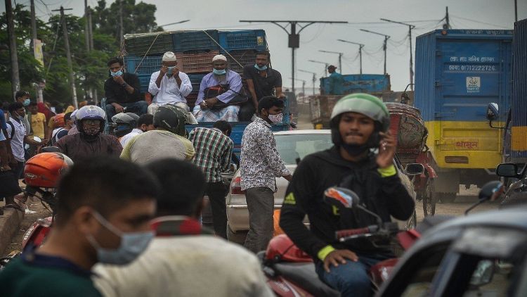  बांग्लादेशः अचानक लॉकडाउन से हजारों लोग ढाका में फंसे