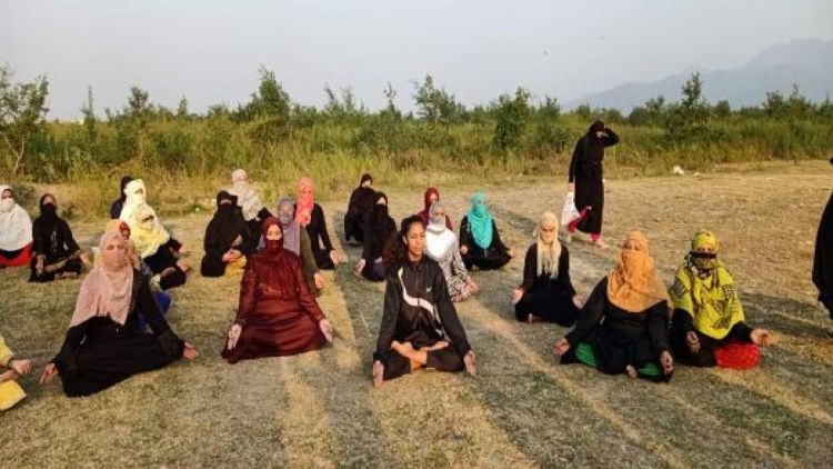 https://www.hindi.awazthevoice.in/upload/news/162522482208_Yoga_by_Hijab_and_Burka_clad_women_under_the_guidance_of_Makrani_4.jpg