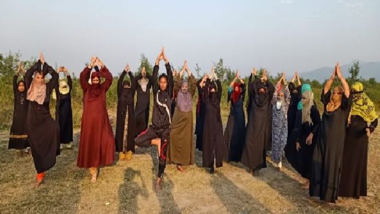 https://www.hindi.awazthevoice.in/upload/news/162522484008_Yoga_by_Hijab_and_Burka_clad_women_under_the_guidance_of_Makrani_5.jpg