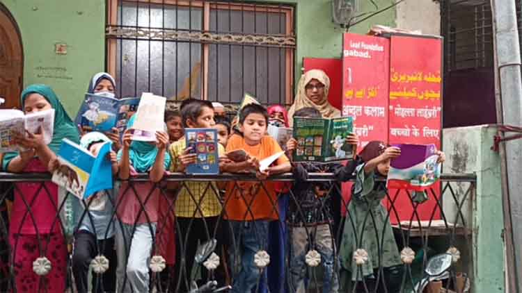 औरंगाबाद की मोहल्ला लाईब्रेरी में किताबें लेने के लिए जुटी बच्चों की भीड़ 