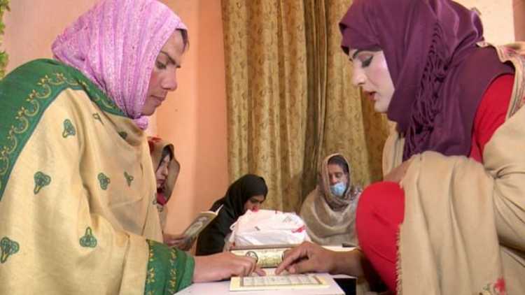 छात्र को कुरान पढ़ा रही रानी खान