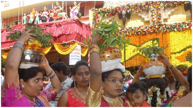 तेलंगानाः उल्लास के साथ शुरू हुआ पारंपरिक लोकउत्सव बोनालू 