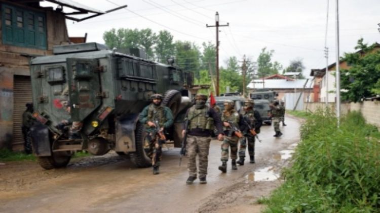 श्रीनगर मुठभेड़ में 2 आतंकवादी ढेर