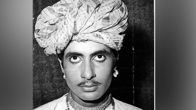 अमिताभ बच्चन ने शेयर की अपनी 50 साल पुरानी तस्वीर