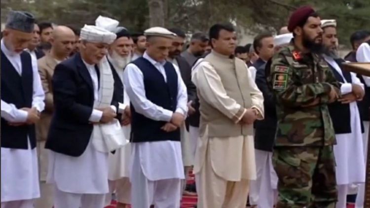 अफगानिस्तान के राष्ट्रपति भवन में नमाज अदा करते लोग