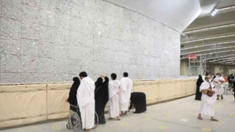 https://www.hindi.awazthevoice.in/upload/news/162680108386_Stoning_the_devil,_Hajj_pilgrims_perform_ritual_2.jpg