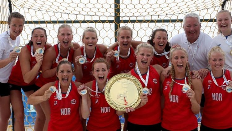 नॉर्वेजियन महिला बीच हैंडबॉल टीम ने शॉर्ट्स पहनने से किया इनकार
