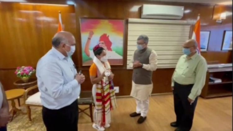 मीराबाई चानू से मिले रेलमंत्री, 2 करोड़ रुपये के इनाम की घोषणा
