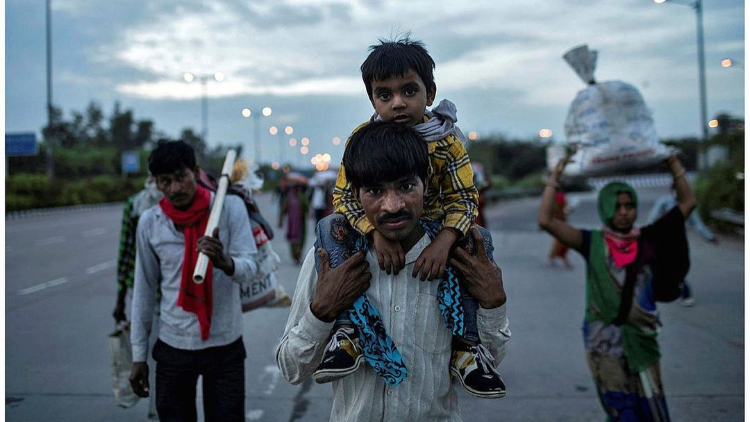 प्रवासी श्रमिकों के पलायन को दानिश ने बखूबी तस्वीरों में उतारा