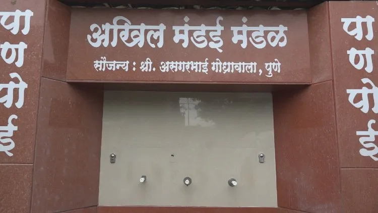 https://www.hindi.awazthevoice.in/upload/news/162783525121_Pune,_Asghar's_water_tank_for_temple_devotees_4.webp