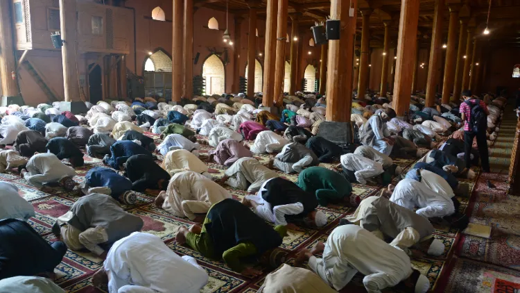 https://www.hindi.awazthevoice.in/upload/news/162824981009_Jama_Masjid_in_Srinagar,_Friday_prayers_held_after_four_months_2.webp