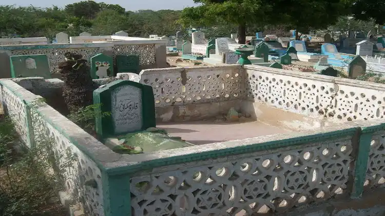 कादू मकरानी की कब्र (सौजन्य से मीर बलूच विकिपीडिया)