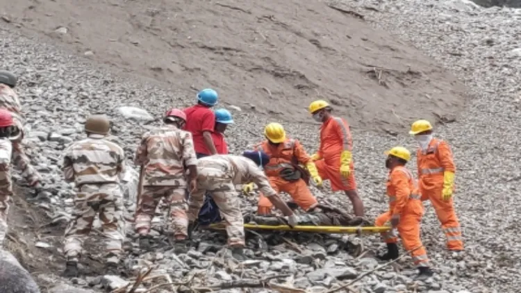हिमाचल भूस्खलन : बस का मलबा मिला, 20 अब भी लापता