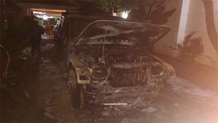भाजपा विधायक की दो लग्जरी कारों में आग लगा दी