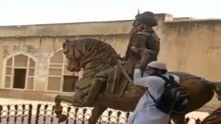 लाहौर में महाराजा रणजीत सिंह की मूर्ति को तोड़ने वाले को मिली जमानत
