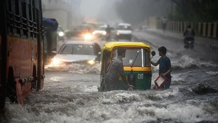 दिल्ली-एनसीआर में तेज बारिश, सड़कों पर पानी भरा, यातायात भी ठप