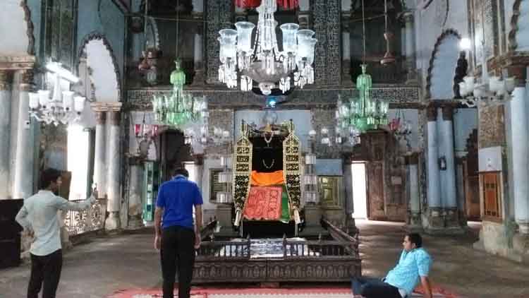 https://www.hindi.awazthevoice.in/upload/news/163060351806_200_years_old_Hooghly_Imam_Bada_is_a_symbol_of_religious_tolerance_2.jpg
