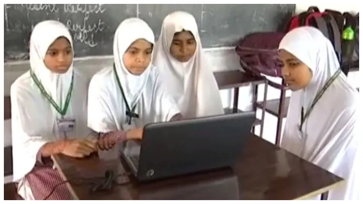 मुस्लिम लड़कियां सीख रहीं कंप्यूटर