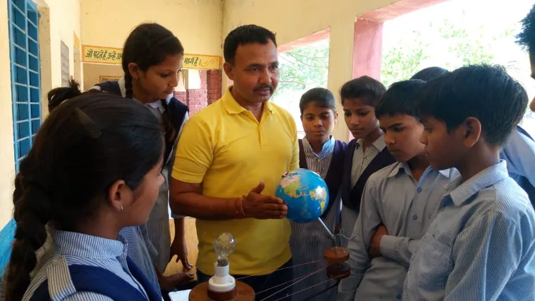 हिन्‍दी के शिक्षक सीखाते हैं मोबाइल कोडिंग