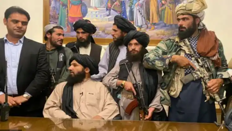 अफगानिस्तान के राष्ट्रपति भवन में तालिबान लड़ाके