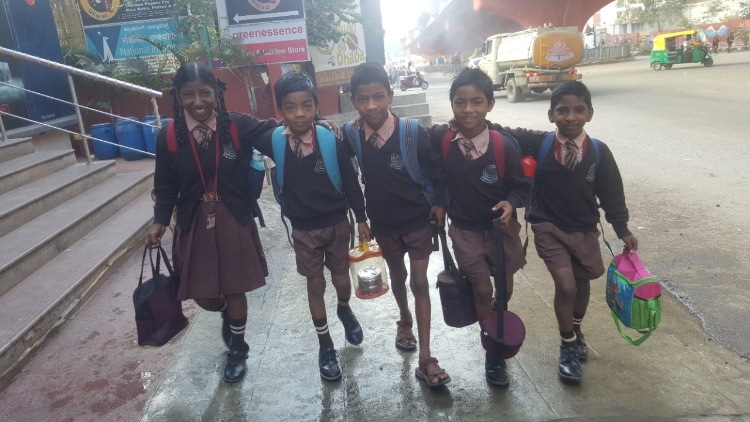 https://www.hindi.awazthevoice.in/upload/news/163121389004_The_happy_faces_of_kids_all_ready_for_school.jpg