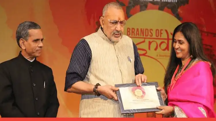 केंद्रीय ग्राम्य विकास मंत्री गिरिराज सिंह मरियम मोहिउद्दीन को पुरस्कृत करते हुए