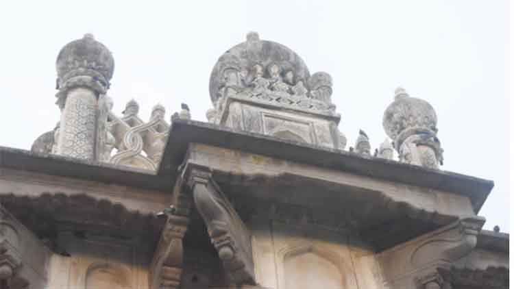 https://www.hindi.awazthevoice.in/upload/news/163188127010_Historic_Hayat_Bakshi_Mosque_of_Qutub_Shah's_era_4.jpg