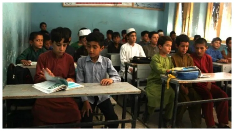 अफगानिस्तानः लड़कों के लिए स्कूल फिर से खुले