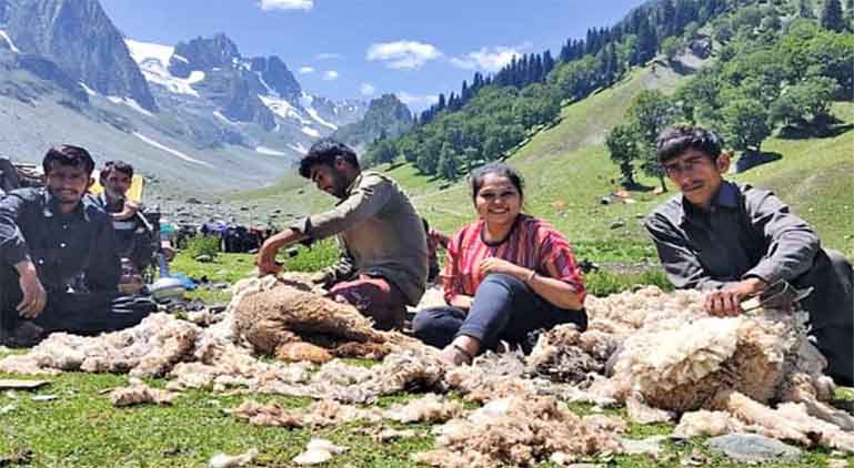 बेखौफ विचरणः कश्मीर की वादियों में ऊन कारीगरों के साथ तूलिका