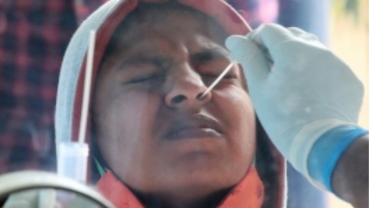 भारत: लगातार तीसरे दिन 20 हजार से कम कोरोना केस