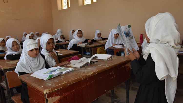 अफगानिस्तानः तीन राज्यों के स्कूलों में आने लगी लड़कियां