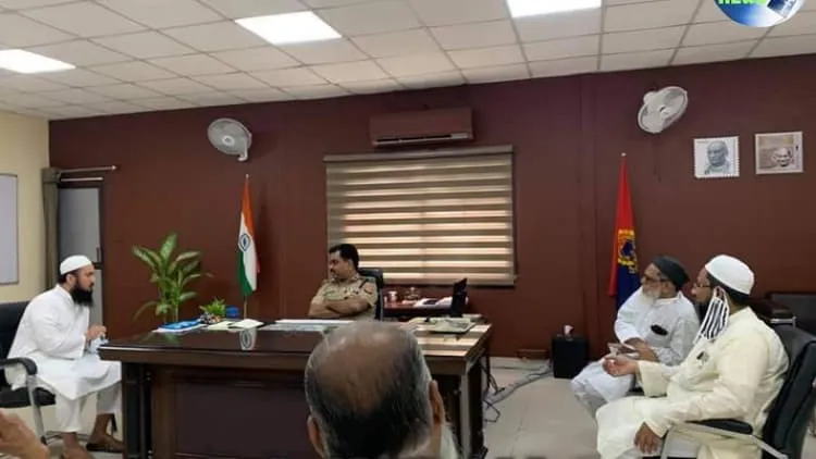 पुलिस आयुक्त असीम अरुण से मुलाकात के दौरान जमीयत उलेमा-ए-उत्तर प्रदेश और जमीयत-ए-इस्लामी के प्रतिनिधि 