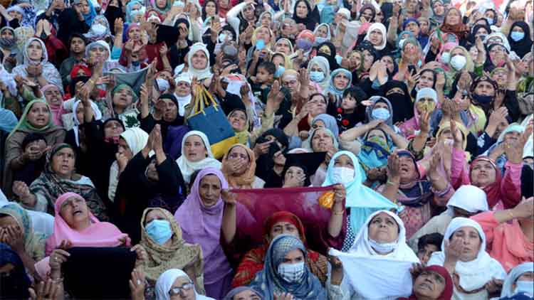 https://www.hindi.awazthevoice.in/upload/news/163471546302_Mo-e-Muqaddas_was_seen_in_Hazratbal_Dargah_by_believers_2.jpg