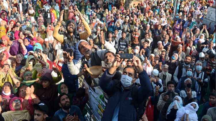 https://www.hindi.awazthevoice.in/upload/news/163471548402_Mo-e-Muqaddas_was_seen_in_Hazratbal_Dargah_by_believers_3.jpg