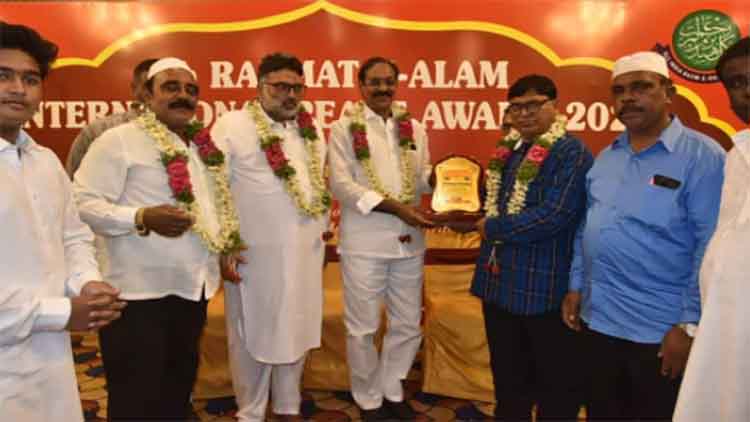 https://www.hindi.awazthevoice.in/upload/news/163473210012_Calligrapher_Anil_Chauhan_honored_with_Rahmat_Alam_International_Peace_Prize_3.jpg