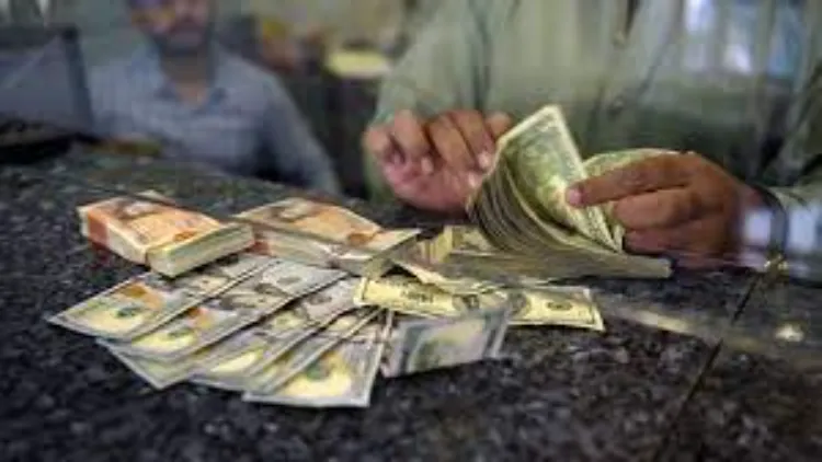 मंहगाई-आर्थिक तंगी से हलकान पाकिस्तानी कर्जे लेकर चला रहे काम