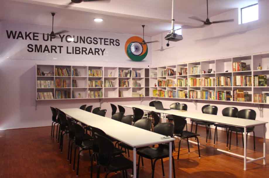 https://www.hindi.awazthevoice.in/upload/news/163492408308_Youths_open_smart_libraries_to_help_students_2.jpg